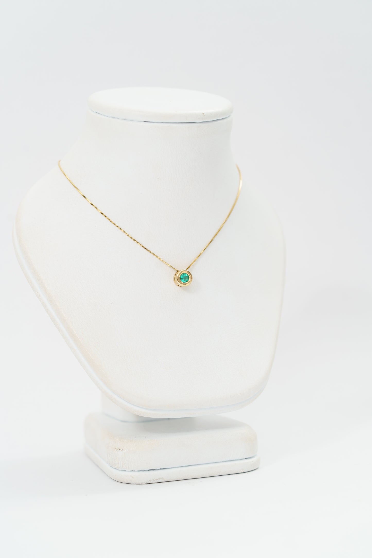 79. DIJE DONA EN ESMERALDA