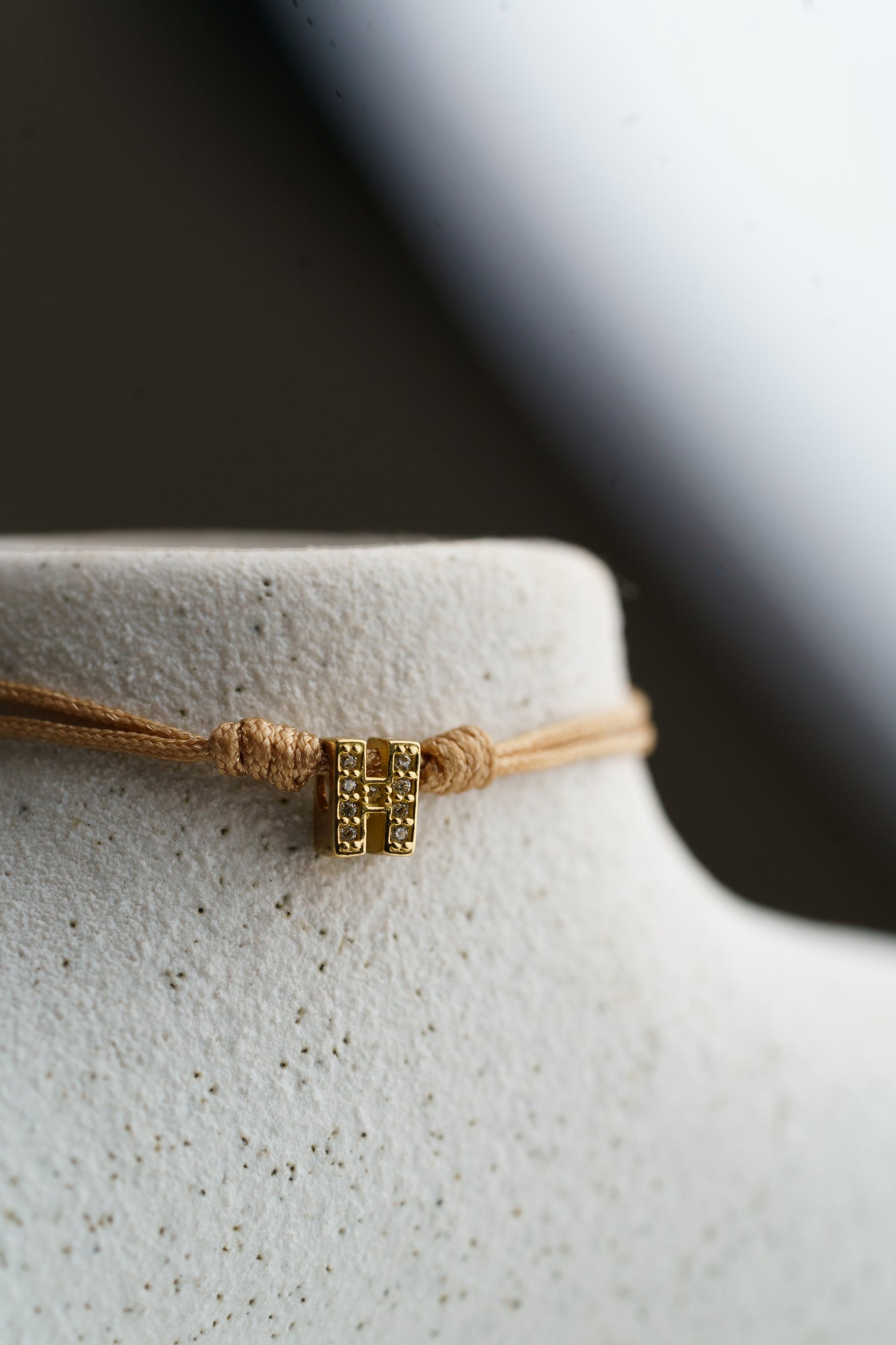 40. PULSERA TEJIDA CON INICIAL CON CIRCONES