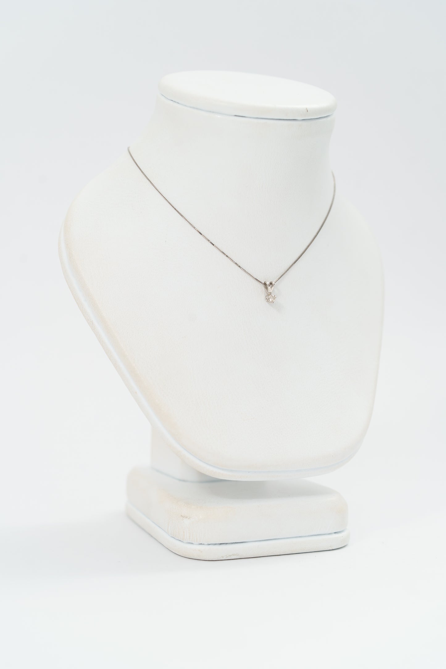 77. DIJE DIAMANTE ORO BLANCO