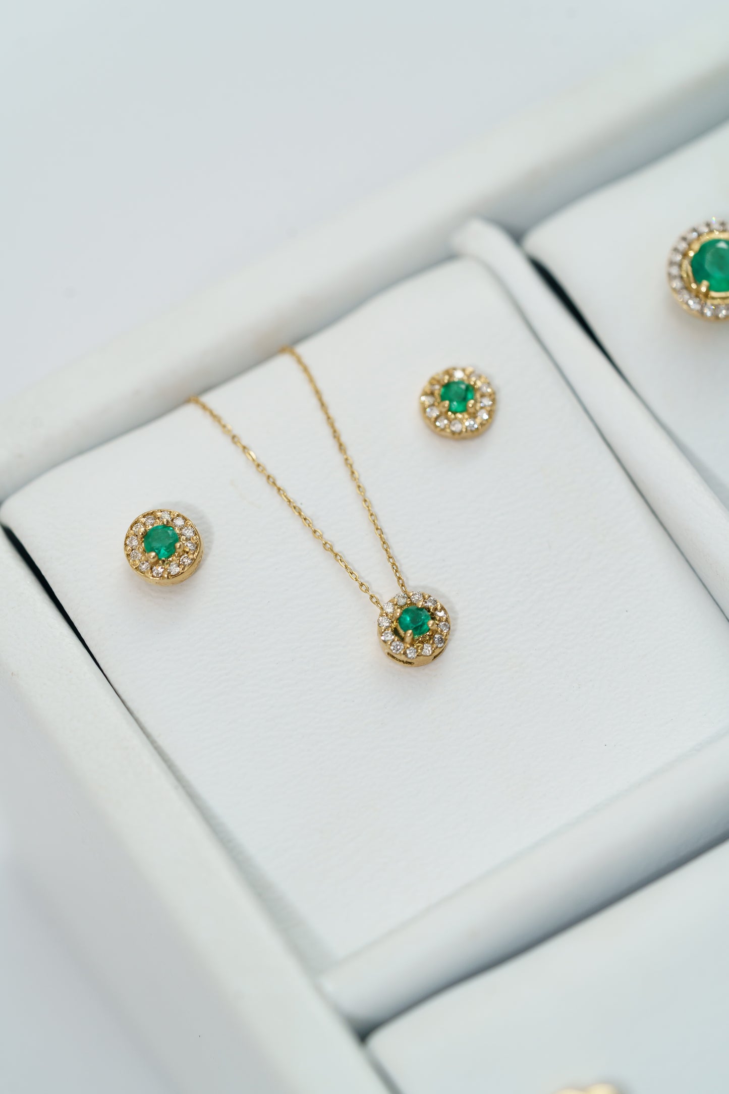 30. JUEGO HALO EN ESMERALDA Y DIAMANTES