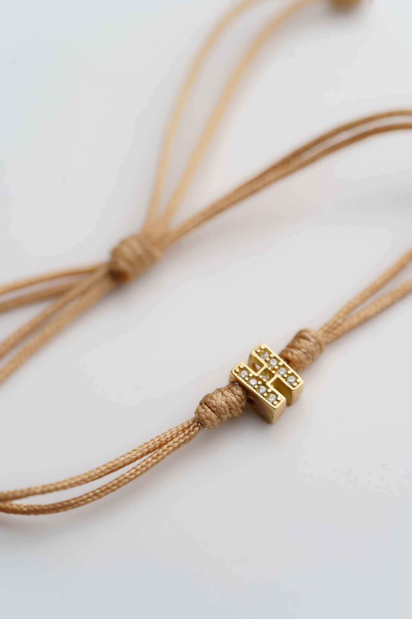 40. PULSERA TEJIDA CON INICIAL CON CIRCONES